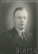 Druga połowa lat 30. do 1941, Kozienice, Polska.
Portret mężczyzny w marynarce, jasnej koszuli i krawacie.
Zdjęcie wykonane w atelier fotograficznym żydowskiego fotografa Chaima Bernemana. Przed wojną zakład mieścił się w Kozienicach na rogu ulic Warszawskiej i Maciejowickiej, przed wybuchem wojny albo już w czasie niemieckiej okupacji został przeniesiony na ulicę Lubelską 13. Cała kolekcja jest datowana na okres od drugiej połowy lat 30-tych do roku 1941, kiedy Chaim Berneman wraz z rodziną został zesłany do obozu pracy w Wolanowie. Berneman zmarł po ucieczce z obozu.
Fot. Chaim Berneman (Chaim Berman), zbiory Ośrodka KARTA