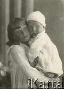 Druga połowa lat 30. do 1941, Kozienice, Polska.
Portret dziewczynki z dzieckiem na rękach.
Zdjęcie wykonane w atelier fotograficznym żydowskiego fotografa Chaima Bernemana. Przed wojną zakład mieścił się w Kozienicach na rogu ulic Warszawskiej i Maciejowickiej, przed wybuchem wojny albo już w czasie niemieckiej okupacji został przeniesiony na ulicę Lubelską 13. Cała kolekcja jest datowana na okres od drugiej połowy lat 30-tych do roku 1941, kiedy Chaim Berneman wraz z rodziną został zesłany do obozu pracy w Wolanowie. Berneman zmarł po ucieczce z obozu.
Fot. Chaim Berneman (Chaim Berman), zbiory Ośrodka KARTA