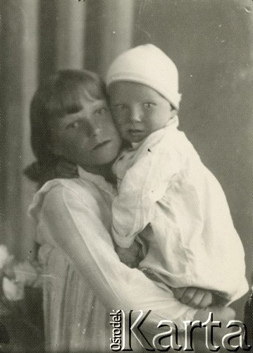 Druga połowa lat 30. do 1941, Kozienice, Polska.
Portret dziewczynki z dzieckiem na rękach.
Zdjęcie wykonane w atelier fotograficznym żydowskiego fotografa Chaima Bernemana. Przed wojną zakład mieścił się w Kozienicach na rogu ulic Warszawskiej i Maciejowickiej, przed wybuchem wojny albo już w czasie niemieckiej okupacji został przeniesiony na ulicę Lubelską 13. Cała kolekcja jest datowana na okres od drugiej połowy lat 30-tych do roku 1941, kiedy Chaim Berneman wraz z rodziną został zesłany do obozu pracy w Wolanowie. Berneman zmarł po ucieczce z obozu.
Fot. Chaim Berneman (Chaim Berman), zbiory Ośrodka KARTA
