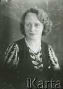 Druga połowa lat 30. do 1941, Kozienice, Polska.
Portret kobiety we wzorzystej bluzce i czarnej kamizelce.
Zdjęcie wykonane w atelier fotograficznym żydowskiego fotografa Chaima Bernemana. Przed wojną zakład mieścił się w Kozienicach na rogu ulic Warszawskiej i Maciejowickiej, przed wybuchem wojny albo już w czasie niemieckiej okupacji został przeniesiony na ulicę Lubelską 13. Cała kolekcja jest datowana na okres od drugiej połowy lat 30-tych do roku 1941, kiedy Chaim Berneman wraz z rodziną został zesłany do obozu pracy w Wolanowie. Berneman zmarł po ucieczce z obozu.
Fot. Chaim Berneman (Chaim Berman), zbiory Ośrodka KARTA