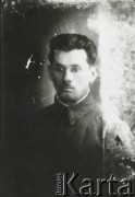 Druga połowa lat 30. do 1941, Kozienice, Polska.
Portret mężczyzny w kurtce.
Zdjęcie wykonane w atelier fotograficznym żydowskiego fotografa Chaima Bernemana. Przed wojną zakład mieścił się w Kozienicach na rogu ulic Warszawskiej i Maciejowickiej, przed wybuchem wojny albo już w czasie niemieckiej okupacji został przeniesiony na ulicę Lubelską 13. Cała kolekcja jest datowana na okres od drugiej połowy lat 30-tych do roku 1941, kiedy Chaim Berneman wraz z rodziną został zesłany do obozu pracy w Wolanowie. Berneman zmarł po ucieczce z obozu.
Fot. Chaim Berneman (Chaim Berman), zbiory Ośrodka KARTA