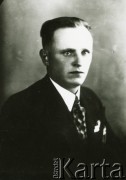 Druga połowa lat 30. do 1941, Kozienice, Polska.
Portret mężczyzny w marynarce, białej koszuli i krawacie.
Zdjęcie wykonane w atelier fotograficznym żydowskiego fotografa Chaima Bernemana. Przed wojną zakład mieścił się w Kozienicach na rogu ulic Warszawskiej i Maciejowickiej, przed wybuchem wojny albo już w czasie niemieckiej okupacji został przeniesiony na ulicę Lubelską 13. Cała kolekcja jest datowana na okres od drugiej połowy lat 30-tych do roku 1941, kiedy Chaim Berneman wraz z rodziną został zesłany do obozu pracy w Wolanowie. Berneman zmarł po ucieczce z obozu.
Fot. Chaim Berneman (Chaim Berman), zbiory Ośrodka KARTA