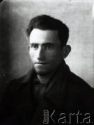 1939-1941, Kozienice, Polska.
Portret mężczyzny.
Zdjęcie wykonane w atelier fotograficznym żydowskiego fotografa Chaima Bernemana. Przed wojną zakład mieścił się w Kozienicach na rogu ulic Warszawskiej i Maciejowickiej, przed wybuchem wojny albo już w czasie niemieckiej okupacji  został przeniesiony na ulicę Lubelską 13. Cała kolekcja jest datowana na okres od drugiej połowy lat 30-tych do roku 1941, kiedy Chaim Berneman wraz z rodziną został zesłany do obozu pracy w Wolanowie. Berneman zmarł po ucieczce z obozu.
Fot. Chaim Berneman (Chaim Berman), zbiory Ośrodka KARTA