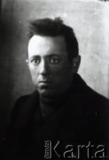 1939-1941, Kozienice, Polska.
Portret mężczyzny.
Zdjęcie wykonane w atelier fotograficznym żydowskiego fotografa Chaima Bernemana. Przed wojną zakład mieścił się w Kozienicach na rogu ulic Warszawskiej i Maciejowickiej, przed wybuchem wojny albo już w czasie niemieckiej okupacji  został przeniesiony na ulicę Lubelską 13. Cała kolekcja jest datowana na okres od drugiej połowy lat 30-tych do roku 1941, kiedy Chaim Berneman wraz z rodziną został zesłany do obozu pracy w Wolanowie. Berneman zmarł po ucieczce z obozu.
Fot. Chaim Berneman (Chaim Berman), zbiory Ośrodka KARTA