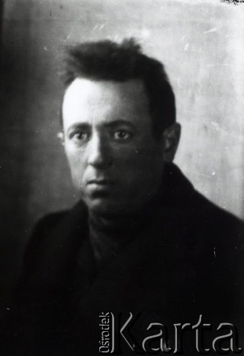 1939-1941, Kozienice, Polska.
Portret mężczyzny.
Zdjęcie wykonane w atelier fotograficznym żydowskiego fotografa Chaima Bernemana. Przed wojną zakład mieścił się w Kozienicach na rogu ulic Warszawskiej i Maciejowickiej, przed wybuchem wojny albo już w czasie niemieckiej okupacji  został przeniesiony na ulicę Lubelską 13. Cała kolekcja jest datowana na okres od drugiej połowy lat 30-tych do roku 1941, kiedy Chaim Berneman wraz z rodziną został zesłany do obozu pracy w Wolanowie. Berneman zmarł po ucieczce z obozu.
Fot. Chaim Berneman (Chaim Berman), zbiory Ośrodka KARTA