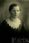 Druga połowa lat 30. do 1941, Kozienice, Polska.
Portret kobiety w ciemnej bluzce z białym kołnierzykiem.
Zdjęcie wykonane w atelier fotograficznym żydowskiego fotografa Chaima Bernemana. Przed wojną zakład mieścił się w Kozienicach na rogu ulic Warszawskiej i Maciejowickiej, przed wybuchem wojny albo już w czasie niemieckiej okupacji został przeniesiony na ulicę Lubelską 13. Cała kolekcja jest datowana na okres od drugiej połowy lat 30-tych do roku 1941, kiedy Chaim Berneman wraz z rodziną został zesłany do obozu pracy w Wolanowie. Berneman zmarł po ucieczce z obozu.
Fot. Chaim Berneman (Chaim Berman), zbiory Ośrodka KARTA
