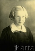 Druga połowa lat 30. do 1941, Kozienice, Polska.
Portret dziewczynki w czarnym fartuszku z białym kołnierzykiem.
Zdjęcie wykonane w atelier fotograficznym żydowskiego fotografa Chaima Bernemana. Przed wojną zakład mieścił się w Kozienicach na rogu ulic Warszawskiej i Maciejowickiej, przed wybuchem wojny albo już w czasie niemieckiej okupacji został przeniesiony na ulicę Lubelską 13. Cała kolekcja jest datowana na okres od drugiej połowy lat 30-tych do roku 1941, kiedy Chaim Berneman wraz z rodziną został zesłany do obozu pracy w Wolanowie. Berneman zmarł po ucieczce z obozu.
Fot. Chaim Berneman (Chaim Berman), zbiory Ośrodka KARTA
