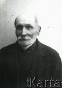 Druga połowa lat 30. do 1941, Kozienice, Polska.
Portret starszego mężczyzny w ciemnym ubraniu.
Zdjęcie wykonane w atelier fotograficznym żydowskiego fotografa Chaima Bernemana. Przed wojną zakład mieścił się w Kozienicach na rogu ulic Warszawskiej i Maciejowickiej, przed wybuchem wojny albo już w czasie niemieckiej okupacji został przeniesiony na ulicę Lubelską 13. Cała kolekcja jest datowana na okres od drugiej połowy lat 30-tych do roku 1941, kiedy Chaim Berneman wraz z rodziną został zesłany do obozu pracy w Wolanowie. Berneman zmarł po ucieczce z obozu.
Fot. Chaim Berneman (Chaim Berman), zbiory Ośrodka KARTA