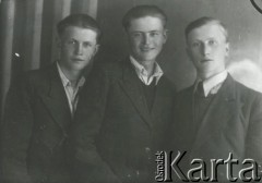 Druga połowa lat 30. do 1941, Kozienice, Polska.
Portret trzrch chłopaków w marynarkach, jasnych koszulach i krawatach.
Zdjęcie wykonane w atelier fotograficznym żydowskiego fotografa Chaima Bernemana. Przed wojną zakład mieścił się w Kozienicach na rogu ulic Warszawskiej i Maciejowickiej, przed wybuchem wojny albo już w czasie niemieckiej okupacji został przeniesiony na ulicę Lubelską 13. Cała kolekcja jest datowana na okres od drugiej połowy lat 30-tych do roku 1941, kiedy Chaim Berneman wraz z rodziną został zesłany do obozu pracy w Wolanowie. Berneman zmarł po ucieczce z obozu.
Fot. Chaim Berneman (Chaim Berman), zbiory Ośrodka KARTA