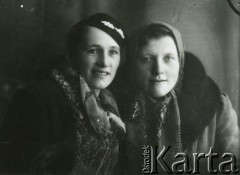 Druga połowa lat 30. do 1941, Kozienice, Polska.
Portret dwóch kobiet w zimowych ubraniach.
Zdjęcie wykonane w atelier fotograficznym żydowskiego fotografa Chaima Bernemana. Przed wojną zakład mieścił się w Kozienicach na rogu ulic Warszawskiej i Maciejowickiej, przed wybuchem wojny albo już w czasie niemieckiej okupacji został przeniesiony na ulicę Lubelską 13. Cała kolekcja jest datowana na okres od drugiej połowy lat 30-tych do roku 1941, kiedy Chaim Berneman wraz z rodziną został zesłany do obozu pracy w Wolanowie. Berneman zmarł po ucieczce z obozu.
Fot. Chaim Berneman (Chaim Berman), zbiory Ośrodka KARTA