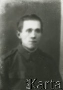 Druga połowa lat 30. do 1941, Kozienice, Polska.
Portret mężczyzny w ciemnym ubraniu.
Zdjęcie wykonane w atelier fotograficznym żydowskiego fotografa Chaima Bernemana. Przed wojną zakład mieścił się w Kozienicach na rogu ulic Warszawskiej i Maciejowickiej, przed wybuchem wojny albo już w czasie niemieckiej okupacji został przeniesiony na ulicę Lubelską 13. Cała kolekcja jest datowana na okres od drugiej połowy lat 30-tych do roku 1941, kiedy Chaim Berneman wraz z rodziną został zesłany do obozu pracy w Wolanowie. Berneman zmarł po ucieczce z obozu.
Fot. Chaim Berneman (Chaim Berman), zbiory Ośrodka KARTA