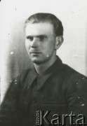 Druga połowa lat 30. do 1941, Kozienice, Polska.
Portret mężczyzny w ciemnym ubraniu.
Zdjęcie wykonane w atelier fotograficznym żydowskiego fotografa Chaima Bernemana. Przed wojną zakład mieścił się w Kozienicach na rogu ulic Warszawskiej i Maciejowickiej, przed wybuchem wojny albo już w czasie niemieckiej okupacji został przeniesiony na ulicę Lubelską 13. Cała kolekcja jest datowana na okres od drugiej połowy lat 30-tych do roku 1941, kiedy Chaim Berneman wraz z rodziną został zesłany do obozu pracy w Wolanowie. Berneman zmarł po ucieczce z obozu.
Fot. Chaim Berneman (Chaim Berman), zbiory Ośrodka KARTA