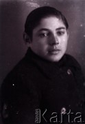 1939-1941, Kozienice, Polska.
Portret chłopca.
Zdjęcie wykonane w atelier fotograficznym żydowskiego fotografa Chaima Bernemana. Przed wojną zakład mieścił się w Kozienicach na rogu ulic Warszawskiej i Maciejowickiej, przed wybuchem wojny albo już w czasie niemieckiej okupacji  został przeniesiony na ulicę Lubelską 13. Cała kolekcja jest datowana na okres od drugiej połowy lat 30-tych do roku 1941, kiedy Chaim Berneman wraz z rodziną został zesłany do obozu pracy w Wolanowie. Berneman zmarł po ucieczce z obozu.
Fot. Chaim Berneman (Chaim Berman), zbiory Ośrodka KARTA