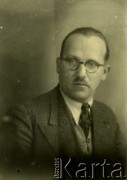 Druga połowa lat 30. do 1941, Kozienice, Polska.
Portret mężczyzny w marynarce, jasnej koszuli i krawacie.
Zdjęcie wykonane w atelier fotograficznym żydowskiego fotografa Chaima Bernemana. Przed wojną zakład mieścił się w Kozienicach na rogu ulic Warszawskiej i Maciejowickiej, przed wybuchem wojny albo już w czasie niemieckiej okupacji został przeniesiony na ulicę Lubelską 13. Cała kolekcja jest datowana na okres od drugiej połowy lat 30-tych do roku 1941, kiedy Chaim Berneman wraz z rodziną został zesłany do obozu pracy w Wolanowie. Berneman zmarł po ucieczce z obozu.
Fot. Chaim Berneman (Chaim Berman), zbiory Ośrodka KARTA