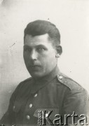 Druga połowa lat 30. do 1941, Kozienice, Polska.
Portret mężczyzny w bluzie z pagonami.
Zdjęcie wykonane w atelier fotograficznym żydowskiego fotografa Chaima Bernemana. Przed wojną zakład mieścił się w Kozienicach na rogu ulic Warszawskiej i Maciejowickiej, przed wybuchem wojny albo już w czasie niemieckiej okupacji został przeniesiony na ulicę Lubelską 13. Cała kolekcja jest datowana na okres od drugiej połowy lat 30-tych do roku 1941, kiedy Chaim Berneman wraz z rodziną został zesłany do obozu pracy w Wolanowie. Berneman zmarł po ucieczce z obozu.
Fot. Chaim Berneman (Chaim Berman), zbiory Ośrodka KARTA