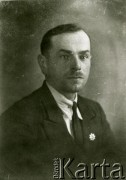 Druga połowa lat 30. do 1941, Kozienice, Polska.
Portret mężczyzny w marynarce, jasnej koszuli i krawacie.
Zdjęcie wykonane w atelier fotograficznym żydowskiego fotografa Chaima Bernemana. Przed wojną zakład mieścił się w Kozienicach na rogu ulic Warszawskiej i Maciejowickiej, przed wybuchem wojny albo już w czasie niemieckiej okupacji został przeniesiony na ulicę Lubelską 13. Cała kolekcja jest datowana na okres od drugiej połowy lat 30-tych do roku 1941, kiedy Chaim Berneman wraz z rodziną został zesłany do obozu pracy w Wolanowie. Berneman zmarł po ucieczce z obozu.
Fot. Chaim Berneman (Chaim Berman), zbiory Ośrodka KARTA