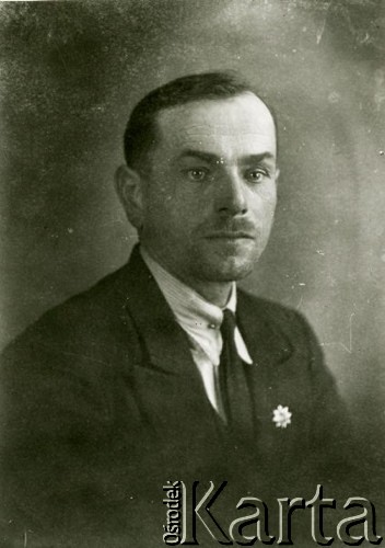 Druga połowa lat 30. do 1941, Kozienice, Polska.
Portret mężczyzny w marynarce, jasnej koszuli i krawacie.
Zdjęcie wykonane w atelier fotograficznym żydowskiego fotografa Chaima Bernemana. Przed wojną zakład mieścił się w Kozienicach na rogu ulic Warszawskiej i Maciejowickiej, przed wybuchem wojny albo już w czasie niemieckiej okupacji został przeniesiony na ulicę Lubelską 13. Cała kolekcja jest datowana na okres od drugiej połowy lat 30-tych do roku 1941, kiedy Chaim Berneman wraz z rodziną został zesłany do obozu pracy w Wolanowie. Berneman zmarł po ucieczce z obozu.
Fot. Chaim Berneman (Chaim Berman), zbiory Ośrodka KARTA