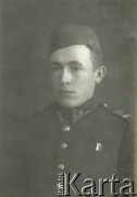 Druga połowa lat 30. do 1939, Kozienice, Polska.
Kawalerzysta, portret w mundurze.
Zdjęcie wykonane w atelier fotograficznym żydowskiego fotografa Chaima Bernemana. Przed wojną zakład mieścił się w Kozienicach na rogu ulic Warszawskiej i Maciejowickiej, przed wybuchem wojny albo już w czasie niemieckiej okupacji  został przeniesiony na ulicę Lubelską 13. Cała kolekcja jest datowana na okres od drugiej połowy lat 30-tych do roku 1941, kiedy Chaim Berneman wraz z rodziną został zesłany do obozu pracy w Wolanowie. Berneman zmarł po ucieczce z obozu.
Fot. Chaim Berneman (Chaim Berman), zbiory Ośrodka KARTA
