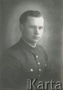 Druga połowa lat 30. do 1939, Kozienice, Polska.
Portret chłopaka w bluzie z guzikami z polskim orłem.
Zdjęcie wykonane w atelier fotograficznym żydowskiego fotografa Chaima Bernemana. Przed wojną zakład mieścił się w Kozienicach na rogu ulic Warszawskiej i Maciejowickiej, przed wybuchem wojny albo już w czasie niemieckiej okupacji został przeniesiony na ulicę Lubelską 13. Cała kolekcja jest datowana na okres od drugiej połowy lat 30-tych do roku 1941, kiedy Chaim Berneman wraz z rodziną został zesłany do obozu pracy w Wolanowie. Berneman zmarł po ucieczce z obozu.
Fot. Chaim Berneman (Chaim Berman), zbiory Ośrodka KARTA