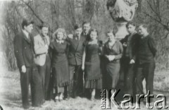 Druga połowa lat 30. do 1939, Kozienice, Polska.
Grupa maturzystów w parku.
Zdjęcie wykonane w atelier fotograficznym żydowskiego fotografa Chaima Bernemana. Przed wojną zakład mieścił się w Kozienicach na rogu ulic Warszawskiej i Maciejowickiej, przed wybuchem wojny albo już w czasie niemieckiej okupacji został przeniesiony na ulicę Lubelską 13. Cała kolekcja jest datowana na okres od drugiej połowy lat 30-tych do roku 1941, kiedy Chaim Berneman wraz z rodziną został zesłany do obozu pracy w Wolanowie. Berneman zmarł po ucieczce z obozu.
Fot. Chaim Berneman (Chaim Berman), zbiory Ośrodka KARTA