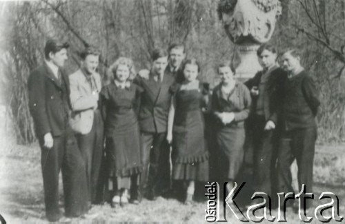 Druga połowa lat 30. do 1939, Kozienice, Polska.
Grupa maturzystów w parku.
Zdjęcie wykonane w atelier fotograficznym żydowskiego fotografa Chaima Bernemana. Przed wojną zakład mieścił się w Kozienicach na rogu ulic Warszawskiej i Maciejowickiej, przed wybuchem wojny albo już w czasie niemieckiej okupacji został przeniesiony na ulicę Lubelską 13. Cała kolekcja jest datowana na okres od drugiej połowy lat 30-tych do roku 1941, kiedy Chaim Berneman wraz z rodziną został zesłany do obozu pracy w Wolanowie. Berneman zmarł po ucieczce z obozu.
Fot. Chaim Berneman (Chaim Berman), zbiory Ośrodka KARTA