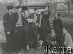 Druga połowa lat 30. do 1939, Kozienice, Polska.
Grupa maturzystów w parku.
Zdjęcie wykonane w atelier fotograficznym żydowskiego fotografa Chaima Bernemana. Przed wojną zakład mieścił się w Kozienicach na rogu ulic Warszawskiej i Maciejowickiej, przed wybuchem wojny albo już w czasie niemieckiej okupacji został przeniesiony na ulicę Lubelską 13. Cała kolekcja jest datowana na okres od drugiej połowy lat 30-tych do roku 1941, kiedy Chaim Berneman wraz z rodziną został zesłany do obozu pracy w Wolanowie. Berneman zmarł po ucieczce z obozu.
Fot. Chaim Berneman (Chaim Berman), zbiory Ośrodka KARTA