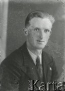 Druga połowa lat 30. do 1941, Kozienice, Polska.
Portret młodego mężczyzny w marynarce, jasnej koszuli i krawacie.
Zdjęcie wykonane w atelier fotograficznym żydowskiego fotografa Chaima Bernemana. Przed wojną zakład mieścił się w Kozienicach na rogu ulic Warszawskiej i Maciejowickiej, przed wybuchem wojny albo już w czasie niemieckiej okupacji został przeniesiony na ulicę Lubelską 13. Cała kolekcja jest datowana na okres od drugiej połowy lat 30-tych do roku 1941, kiedy Chaim Berneman wraz z rodziną został zesłany do obozu pracy w Wolanowie. Berneman zmarł po ucieczce z obozu.
Fot. Chaim Berneman (Chaim Berman), zbiory Ośrodka KARTA