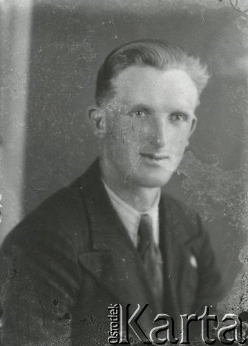 Druga połowa lat 30. do 1941, Kozienice, Polska.
Portret młodego mężczyzny w marynarce, jasnej koszuli i krawacie.
Zdjęcie wykonane w atelier fotograficznym żydowskiego fotografa Chaima Bernemana. Przed wojną zakład mieścił się w Kozienicach na rogu ulic Warszawskiej i Maciejowickiej, przed wybuchem wojny albo już w czasie niemieckiej okupacji został przeniesiony na ulicę Lubelską 13. Cała kolekcja jest datowana na okres od drugiej połowy lat 30-tych do roku 1941, kiedy Chaim Berneman wraz z rodziną został zesłany do obozu pracy w Wolanowie. Berneman zmarł po ucieczce z obozu.
Fot. Chaim Berneman (Chaim Berman), zbiory Ośrodka KARTA