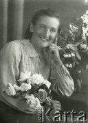 Druga połowa lat 30. do 1941, Kozienice, Polska.
Portret młodej kobiety z kwiatami.
Zdjęcie wykonane w atelier fotograficznym żydowskiego fotografa Chaima Bernemana. Przed wojną zakład mieścił się w Kozienicach na rogu ulic Warszawskiej i Maciejowickiej, przed wybuchem wojny albo już w czasie niemieckiej okupacji został przeniesiony na ulicę Lubelską 13. Cała kolekcja jest datowana na okres od drugiej połowy lat 30-tych do roku 1941, kiedy Chaim Berneman wraz z rodziną został zesłany do obozu pracy w Wolanowie. Berneman zmarł po ucieczce z obozu.
Fot. Chaim Berneman (Chaim Berman), zbiory Ośrodka KARTA