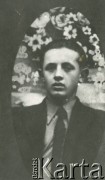 Druga połowa lat 30. do 1941, Kozienice, Polska.
Portret chłopaka w marynarce, jasnej koszuli i krawacie.
Zdjęcie wykonane w atelier fotograficznym żydowskiego fotografa Chaima Bernemana. Przed wojną zakład mieścił się w Kozienicach na rogu ulic Warszawskiej i Maciejowickiej, przed wybuchem wojny albo już w czasie niemieckiej okupacji został przeniesiony na ulicę Lubelską 13. Cała kolekcja jest datowana na okres od drugiej połowy lat 30-tych do roku 1941, kiedy Chaim Berneman wraz z rodziną został zesłany do obozu pracy w Wolanowie. Berneman zmarł po ucieczce z obozu.
Fot. Chaim Berneman (Chaim Berman), zbiory Ośrodka KARTA