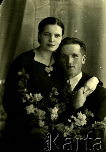 Druga połowa lat 30. do 1941, Kozienice, Polska.
Portret kobiety w czarnej sukience oraz mężczyzny w marynarce, białej koszuli i krawacie.
Zdjęcie wykonane w atelier fotograficznym żydowskiego fotografa Chaima Bernemana. Przed wojną zakład mieścił się w Kozienicach na rogu ulic Warszawskiej i Maciejowickiej, przed wybuchem wojny albo już w czasie niemieckiej okupacji został przeniesiony na ulicę Lubelską 13. Cała kolekcja jest datowana na okres od drugiej połowy lat 30-tych do roku 1941, kiedy Chaim Berneman wraz z rodziną został zesłany do obozu pracy w Wolanowie. Berneman zmarł po ucieczce z obozu.
Fot. Chaim Berneman (Chaim Berman), zbiory Ośrodka KARTA
