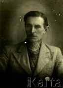 Druga połowa lat 30. do 1941, Kozienice, Polska.
Portret mężczyzny w marynarce i szaliku.
Zdjęcie wykonane w atelier fotograficznym żydowskiego fotografa Chaima Bernemana. Przed wojną zakład mieścił się w Kozienicach na rogu ulic Warszawskiej i Maciejowickiej, przed wybuchem wojny albo już w czasie niemieckiej okupacji został przeniesiony na ulicę Lubelską 13. Cała kolekcja jest datowana na okres od drugiej połowy lat 30-tych do roku 1941, kiedy Chaim Berneman wraz z rodziną został zesłany do obozu pracy w Wolanowie. Berneman zmarł po ucieczce z obozu.
Fot. Chaim Berneman (Chaim Berman), zbiory Ośrodka KARTA