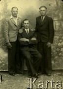 Druga połowa lat 30. do 1941, Kozienice, Polska.
Portret trzech młodych mężczyzn w marynarkach.
Zdjęcie wykonane w atelier fotograficznym żydowskiego fotografa Chaima Bernemana. Przed wojną zakład mieścił się w Kozienicach na rogu ulic Warszawskiej i Maciejowickiej, przed wybuchem wojny albo już w czasie niemieckiej okupacji został przeniesiony na ulicę Lubelską 13. Cała kolekcja jest datowana na okres od drugiej połowy lat 30-tych do roku 1941, kiedy Chaim Berneman wraz z rodziną został zesłany do obozu pracy w Wolanowie. Berneman zmarł po ucieczce z obozu.
Fot. Chaim Berneman (Chaim Berman), zbiory Ośrodka KARTA
