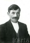 Druga połowa lat 30. do 1941, Kozienice, Polska.
Portret mężczyzny w marynarce i białej koszuli.
Zdjęcie wykonane w atelier fotograficznym żydowskiego fotografa Chaima Bernemana. Przed wojną zakład mieścił się w Kozienicach na rogu ulic Warszawskiej i Maciejowickiej, przed wybuchem wojny albo już w czasie niemieckiej okupacji został przeniesiony na ulicę Lubelską 13. Cała kolekcja jest datowana na okres od drugiej połowy lat 30-tych do roku 1941, kiedy Chaim Berneman wraz z rodziną został zesłany do obozu pracy w Wolanowie. Berneman zmarł po ucieczce z obozu.
Fot. Chaim Berneman (Chaim Berman), zbiory Ośrodka KARTA