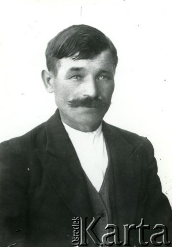 Druga połowa lat 30. do 1941, Kozienice, Polska.
Portret mężczyzny w marynarce i białej koszuli.
Zdjęcie wykonane w atelier fotograficznym żydowskiego fotografa Chaima Bernemana. Przed wojną zakład mieścił się w Kozienicach na rogu ulic Warszawskiej i Maciejowickiej, przed wybuchem wojny albo już w czasie niemieckiej okupacji został przeniesiony na ulicę Lubelską 13. Cała kolekcja jest datowana na okres od drugiej połowy lat 30-tych do roku 1941, kiedy Chaim Berneman wraz z rodziną został zesłany do obozu pracy w Wolanowie. Berneman zmarł po ucieczce z obozu.
Fot. Chaim Berneman (Chaim Berman), zbiory Ośrodka KARTA