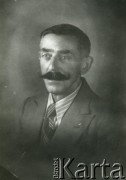 Druga połowa lat 30. do 1941, Kozienice, Polska.
Portret mężczyzny w marynarce, jasnej koszuli i krawacie.
Zdjęcie wykonane w atelier fotograficznym żydowskiego fotografa Chaima Bernemana. Przed wojną zakład mieścił się w Kozienicach na rogu ulic Warszawskiej i Maciejowickiej, przed wybuchem wojny albo już w czasie niemieckiej okupacji został przeniesiony na ulicę Lubelską 13. Cała kolekcja jest datowana na okres od drugiej połowy lat 30-tych do roku 1941, kiedy Chaim Berneman wraz z rodziną został zesłany do obozu pracy w Wolanowie. Berneman zmarł po ucieczce z obozu.
Fot. Chaim Berneman (Chaim Berman), zbiory Ośrodka KARTA