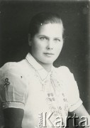 Druga połowa lat 30. do 1941, Kozienice, Polska.
Portret dziewczyny w wyszywanej bluzce.
Zdjęcie wykonane w atelier fotograficznym żydowskiego fotografa Chaima Bernemana. Przed wojną zakład mieścił się w Kozienicach na rogu ulic Warszawskiej i Maciejowickiej, przed wybuchem wojny albo już w czasie niemieckiej okupacji został przeniesiony na ulicę Lubelską 13. Cała kolekcja jest datowana na okres od drugiej połowy lat 30-tych do roku 1941, kiedy Chaim Berneman wraz z rodziną został zesłany do obozu pracy w Wolanowie. Berneman zmarł po ucieczce z obozu.
Fot. Chaim Berneman (Chaim Berman), zbiory Ośrodka KARTA