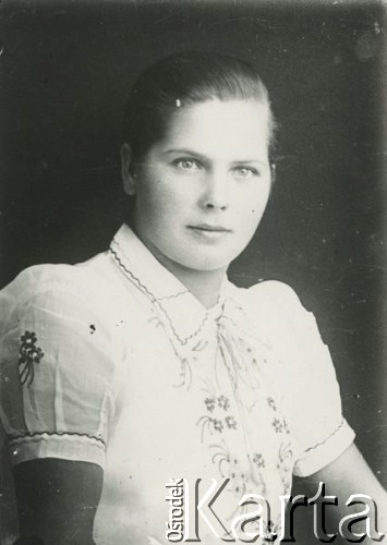 Druga połowa lat 30. do 1941, Kozienice, Polska.
Portret dziewczyny w wyszywanej bluzce.
Zdjęcie wykonane w atelier fotograficznym żydowskiego fotografa Chaima Bernemana. Przed wojną zakład mieścił się w Kozienicach na rogu ulic Warszawskiej i Maciejowickiej, przed wybuchem wojny albo już w czasie niemieckiej okupacji został przeniesiony na ulicę Lubelską 13. Cała kolekcja jest datowana na okres od drugiej połowy lat 30-tych do roku 1941, kiedy Chaim Berneman wraz z rodziną został zesłany do obozu pracy w Wolanowie. Berneman zmarł po ucieczce z obozu.
Fot. Chaim Berneman (Chaim Berman), zbiory Ośrodka KARTA
