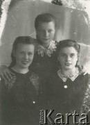Druga połowa lat 30. do 1941, Kozienice, Polska.
Portret trzech dziewczyn, dwie są ubrane w ciemne sukienki z białymi kołnierzykami.
Zdjęcie wykonane w atelier fotograficznym żydowskiego fotografa Chaima Bernemana. Przed wojną zakład mieścił się w Kozienicach na rogu ulic Warszawskiej i Maciejowickiej, przed wybuchem wojny albo już w czasie niemieckiej okupacji został przeniesiony na ulicę Lubelską 13. Cała kolekcja jest datowana na okres od drugiej połowy lat 30-tych do roku 1941, kiedy Chaim Berneman wraz z rodziną został zesłany do obozu pracy w Wolanowie. Berneman zmarł po ucieczce z obozu.
Fot. Chaim Berneman (Chaim Berman), zbiory Ośrodka KARTA