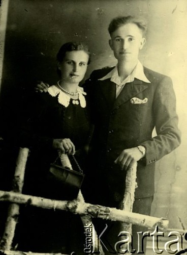 Druga połowa lat 30. do 1941, Kozienice, Polska.
Portret młodej kobiety w czarnej sukience z białym kołnierzykiem oraz mężczyzny w garniturze.
Zdjęcie wykonane w atelier fotograficznym żydowskiego fotografa Chaima Bernemana. Przed wojną zakład mieścił się w Kozienicach na rogu ulic Warszawskiej i Maciejowickiej, przed wybuchem wojny albo już w czasie niemieckiej okupacji został przeniesiony na ulicę Lubelską 13. Cała kolekcja jest datowana na okres od drugiej połowy lat 30-tych do roku 1941, kiedy Chaim Berneman wraz z rodziną został zesłany do obozu pracy w Wolanowie. Berneman zmarł po ucieczce z obozu.
Fot. Chaim Berneman (Chaim Berman), zbiory Ośrodka KARTA