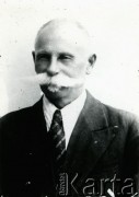 Druga połowa lat 30. do 1941, Kozienice, Polska.
Portret starszego mężczyzny w marynarce, białej koszuli i krawacie.
Zdjęcie wykonane w atelier fotograficznym żydowskiego fotografa Chaima Bernemana. Przed wojną zakład mieścił się w Kozienicach na rogu ulic Warszawskiej i Maciejowickiej, przed wybuchem wojny albo już w czasie niemieckiej okupacji został przeniesiony na ulicę Lubelską 13. Cała kolekcja jest datowana na okres od drugiej połowy lat 30-tych do roku 1941, kiedy Chaim Berneman wraz z rodziną został zesłany do obozu pracy w Wolanowie. Berneman zmarł po ucieczce z obozu.
Fot. Chaim Berneman (Chaim Berman), zbiory Ośrodka KARTA