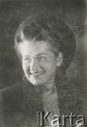 Druga połowa lat 30. do 1941, Kozienice, Polska.
Portret dziewczyny w kapeluszu.
Zdjęcie wykonane w atelier fotograficznym żydowskiego fotografa Chaima Bernemana. Przed wojną zakład mieścił się w Kozienicach na rogu ulic Warszawskiej i Maciejowickiej, przed wybuchem wojny albo już w czasie niemieckiej okupacji został przeniesiony na ulicę Lubelską 13. Cała kolekcja jest datowana na okres od drugiej połowy lat 30-tych do roku 1941, kiedy Chaim Berneman wraz z rodziną został zesłany do obozu pracy w Wolanowie. Berneman zmarł po ucieczce z obozu.
Fot. Chaim Berneman (Chaim Berman), zbiory Ośrodka KARTA