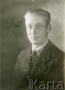 Druga połowa lat 30. do 1941, Kozienice, Polska.
Portret chłopaka w marynarce, jasnej koszuli i krawacie.
Zdjęcie wykonane w atelier fotograficznym żydowskiego fotografa Chaima Bernemana. Przed wojną zakład mieścił się w Kozienicach na rogu ulic Warszawskiej i Maciejowickiej, przed wybuchem wojny albo już w czasie niemieckiej okupacji został przeniesiony na ulicę Lubelską 13. Cała kolekcja jest datowana na okres od drugiej połowy lat 30-tych do roku 1941, kiedy Chaim Berneman wraz z rodziną został zesłany do obozu pracy w Wolanowie. Berneman zmarł po ucieczce z obozu.
Fot. Chaim Berneman (Chaim Berman), zbiory Ośrodka KARTA