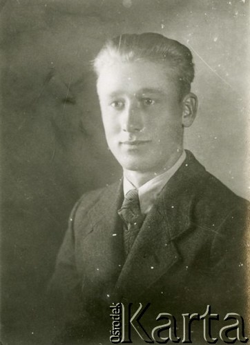Druga połowa lat 30. do 1941, Kozienice, Polska.
Portret chłopaka w marynarce, jasnej koszuli i krawacie.
Zdjęcie wykonane w atelier fotograficznym żydowskiego fotografa Chaima Bernemana. Przed wojną zakład mieścił się w Kozienicach na rogu ulic Warszawskiej i Maciejowickiej, przed wybuchem wojny albo już w czasie niemieckiej okupacji został przeniesiony na ulicę Lubelską 13. Cała kolekcja jest datowana na okres od drugiej połowy lat 30-tych do roku 1941, kiedy Chaim Berneman wraz z rodziną został zesłany do obozu pracy w Wolanowie. Berneman zmarł po ucieczce z obozu.
Fot. Chaim Berneman (Chaim Berman), zbiory Ośrodka KARTA