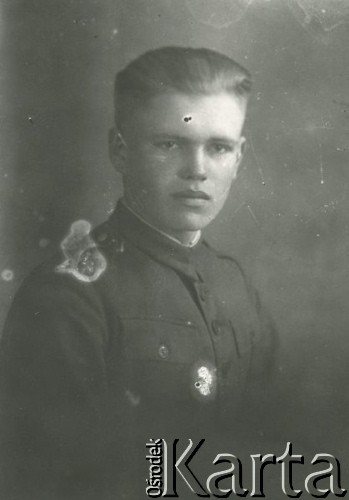 Druga połowa lat 30. do 1941, Kozienice, Polska.
Portret chłopaka w bluzie z pagonami.
Zdjęcie wykonane w atelier fotograficznym żydowskiego fotografa Chaima Bernemana. Przed wojną zakład mieścił się w Kozienicach na rogu ulic Warszawskiej i Maciejowickiej, przed wybuchem wojny albo już w czasie niemieckiej okupacji został przeniesiony na ulicę Lubelską 13. Cała kolekcja jest datowana na okres od drugiej połowy lat 30-tych do roku 1941, kiedy Chaim Berneman wraz z rodziną został zesłany do obozu pracy w Wolanowie. Berneman zmarł po ucieczce z obozu.
Fot. Chaim Berneman (Chaim Berman), zbiory Ośrodka KARTA