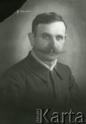 Druga połowa lat 30. do 1941, Kozienice, Polska.
Portret mężczyzny w ciemnym ubraniu.
Zdjęcie wykonane w atelier fotograficznym żydowskiego fotografa Chaima Bernemana. Przed wojną zakład mieścił się w Kozienicach na rogu ulic Warszawskiej i Maciejowickiej, przed wybuchem wojny albo już w czasie niemieckiej okupacji został przeniesiony na ulicę Lubelską 13. Cała kolekcja jest datowana na okres od drugiej połowy lat 30-tych do roku 1941, kiedy Chaim Berneman wraz z rodziną został zesłany do obozu pracy w Wolanowie. Berneman zmarł po ucieczce z obozu.
Fot. Chaim Berneman (Chaim Berman), zbiory Ośrodka KARTA