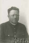 Druga połowa lat 30. do 1941, Kozienice, Polska.
Portret mężczyzny w bluzie z guzikami z polskim orłem.
Zdjęcie wykonane w atelier fotograficznym żydowskiego fotografa Chaima Bernemana. Przed wojną zakład mieścił się w Kozienicach na rogu ulic Warszawskiej i Maciejowickiej, przed wybuchem wojny albo już w czasie niemieckiej okupacji został przeniesiony na ulicę Lubelską 13. Cała kolekcja jest datowana na okres od drugiej połowy lat 30-tych do roku 1941, kiedy Chaim Berneman wraz z rodziną został zesłany do obozu pracy w Wolanowie. Berneman zmarł po ucieczce z obozu.
Fot. Chaim Berneman (Chaim Berman), zbiory Ośrodka KARTA