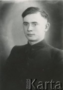 Druga połowa lat 30. do 1941, Kozienice, Polska.
Portret chłopaka w ciemnym ubraniu.
Zdjęcie wykonane w atelier fotograficznym żydowskiego fotografa Chaima Bernemana. Przed wojną zakład mieścił się w Kozienicach na rogu ulic Warszawskiej i Maciejowickiej, przed wybuchem wojny albo już w czasie niemieckiej okupacji został przeniesiony na ulicę Lubelską 13. Cała kolekcja jest datowana na okres od drugiej połowy lat 30-tych do roku 1941, kiedy Chaim Berneman wraz z rodziną został zesłany do obozu pracy w Wolanowie. Berneman zmarł po ucieczce z obozu.
Fot. Chaim Berneman (Chaim Berman), zbiory Ośrodka KARTA
