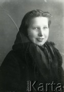Druga połowa lat 30. do 1941, Kozienice, Polska.
Portret młodej kobiety w chustce na głowie.
Zdjęcie wykonane w atelier fotograficznym żydowskiego fotografa Chaima Bernemana. Przed wojną zakład mieścił się w Kozienicach na rogu ulic Warszawskiej i Maciejowickiej, przed wybuchem wojny albo już w czasie niemieckiej okupacji został przeniesiony na ulicę Lubelską 13. Cała kolekcja jest datowana na okres od drugiej połowy lat 30-tych do roku 1941, kiedy Chaim Berneman wraz z rodziną został zesłany do obozu pracy w Wolanowie. Berneman zmarł po ucieczce z obozu.
Fot. Chaim Berneman (Chaim Berman), zbiory Ośrodka KARTA