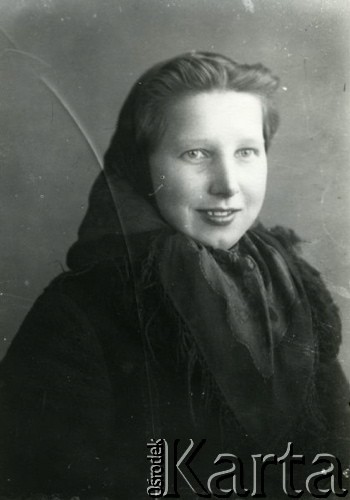 Druga połowa lat 30. do 1941, Kozienice, Polska.
Portret młodej kobiety w chustce na głowie.
Zdjęcie wykonane w atelier fotograficznym żydowskiego fotografa Chaima Bernemana. Przed wojną zakład mieścił się w Kozienicach na rogu ulic Warszawskiej i Maciejowickiej, przed wybuchem wojny albo już w czasie niemieckiej okupacji został przeniesiony na ulicę Lubelską 13. Cała kolekcja jest datowana na okres od drugiej połowy lat 30-tych do roku 1941, kiedy Chaim Berneman wraz z rodziną został zesłany do obozu pracy w Wolanowie. Berneman zmarł po ucieczce z obozu.
Fot. Chaim Berneman (Chaim Berman), zbiory Ośrodka KARTA